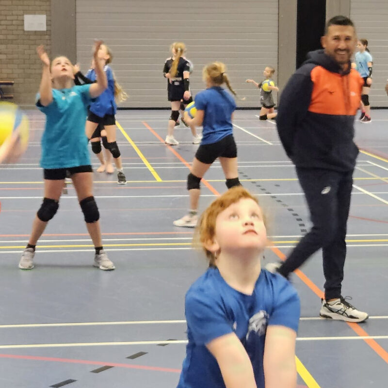 Dolfijn volleybal training met Felix Lopez en kinderen spelen
