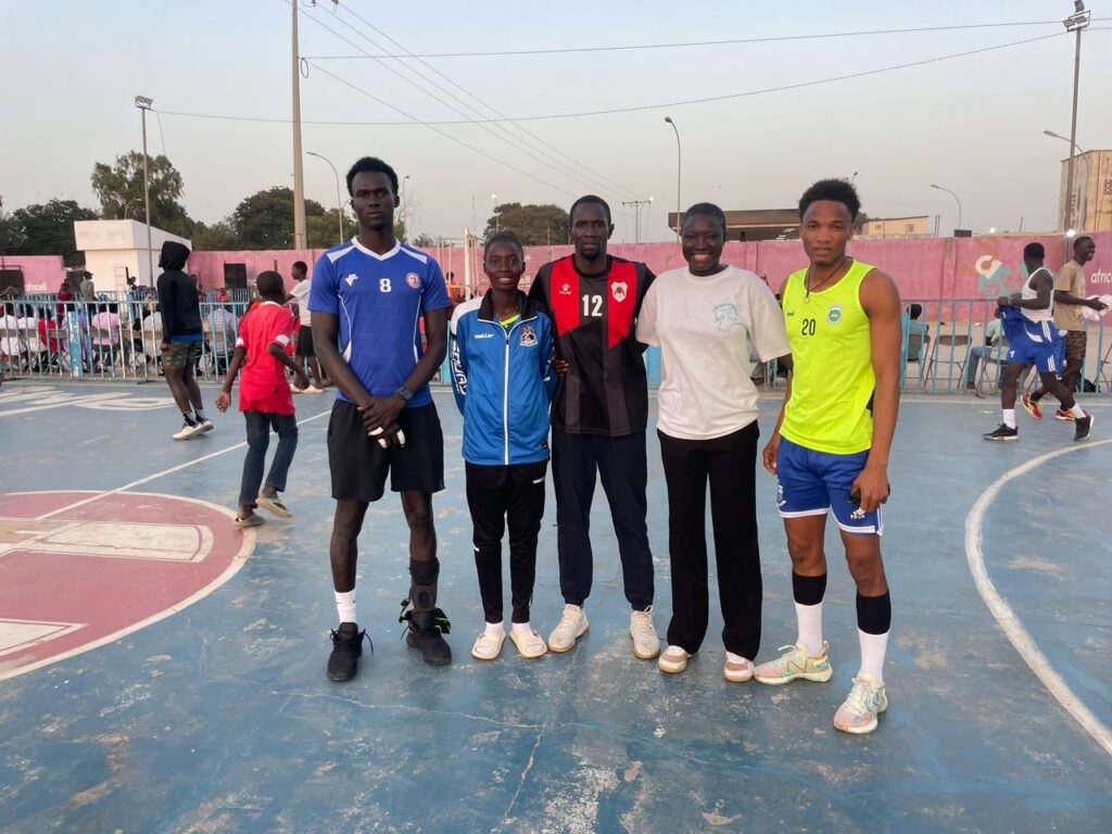 Dames en heren team U19 Beachvolleybal Gambia met assistent trainer.